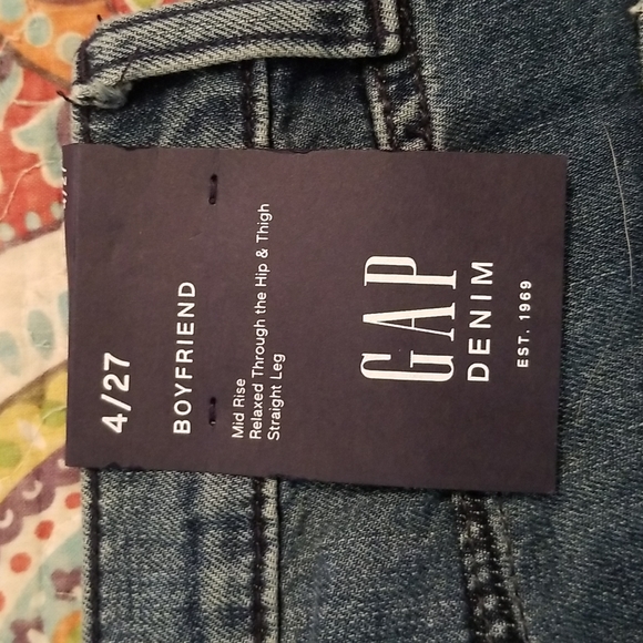 NWT GAP DIstressed Mid Rise Boyfriend Jeans - Picture 3 of 9